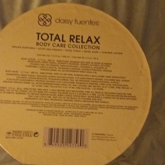 Daisy Fuentes Total Relax Body Care Collection (5) Piece and Bath & Body Spa Kit - Picture 5 of 7